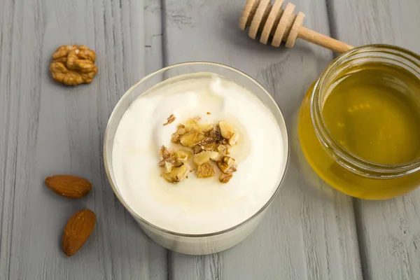 Milchjoghurt Mit Honig Und Nüssen Auf Dem Grauen Holzhintergrund Blick — Stockfoto