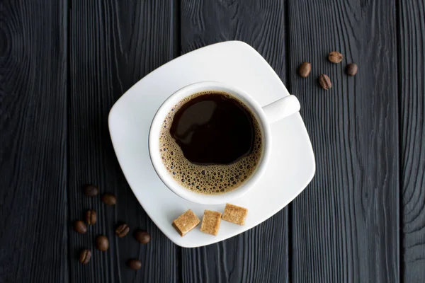 Zwarte Koffie Witte Beker Het Midden Van Zwarte Houten Achtergrond — Stockfoto