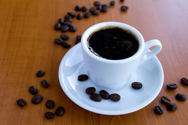 Zwarte Koffie Witte Beker Licht Bruine Houten Achtergrond Kopieer Ruimte — Stockfoto