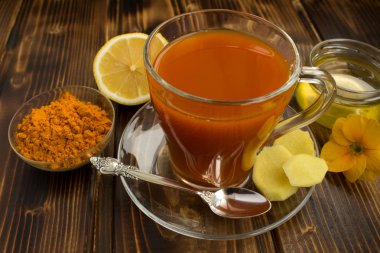 Kahverengi ahşap arka plan üzerinde zerdeçal ile Çay