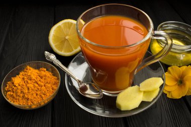 Siyah ahşap arka plan üzerinde zerdeçal ile Çay