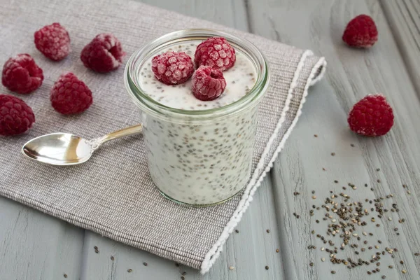 Gri peçete üzerinde chia ve ahududu ile Puding
