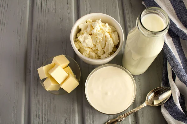 Milchprodukte Auf Dem Grauen Holzhintergrund — Stockfoto