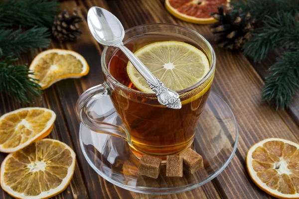 Chá Quente Com Limão Composição Natal Fundo Madeira — Fotografia de Stock