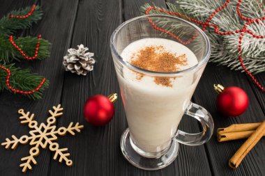 Siyah ahşap arka plan üzerinde Noel geleneği eggnog ve Noel kompozisyon. Closeup.