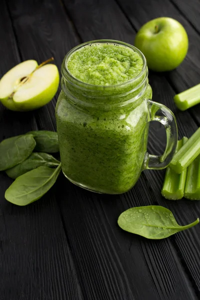 Batidos Verdes Con Espinacas Manzana Apio Sobre Fondo Madera Negra —  Fotos de Stock