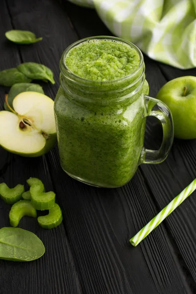 Batidos Verdes Con Espinacas Manzana Apio Sobre Fondo Madera Negra —  Fotos de Stock