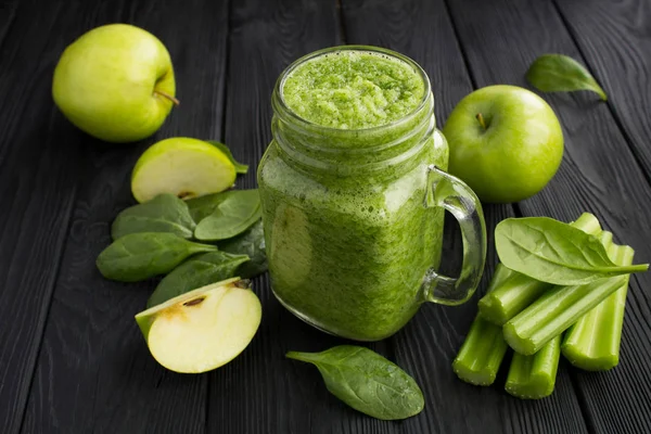 Grüne Smoothies Mit Spinat Apfel Und Sellerie Auf Schwarzem Holzhintergrund — Stockfoto