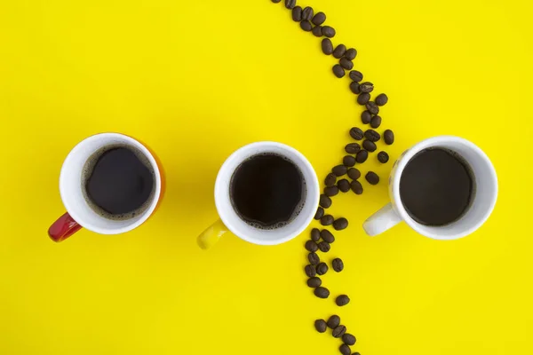 Caffè Nero Nelle Tazze Rosse Bianche Gialle Sullo Sfondo Giallo — Foto Stock