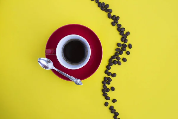 Черный Кофе Красной Чашке Кофейных Зерен Желтом Фоне Принято Вид — стоковое фото