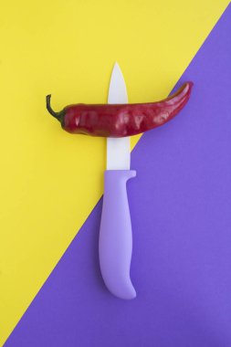 Arka planda iki renkli biber ve menekşe bıçağı. Üst Manzara. Uzayı kopyala Konum dikey.
