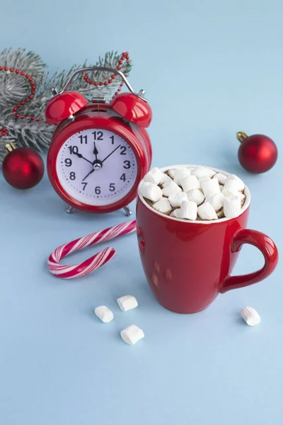 Heiße Schokolade Mit Marshmallows Der Roten Tasse Rotem Wecker Und — Stockfoto