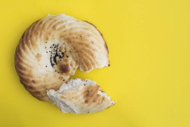 Sarı arka planda ev yapımı taze pişmiş ekmek. Üst Manzara. Boşluğu kopyala.