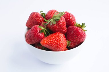 Beyaz arka planda beyaz kasede çilek. Yakın çekim..