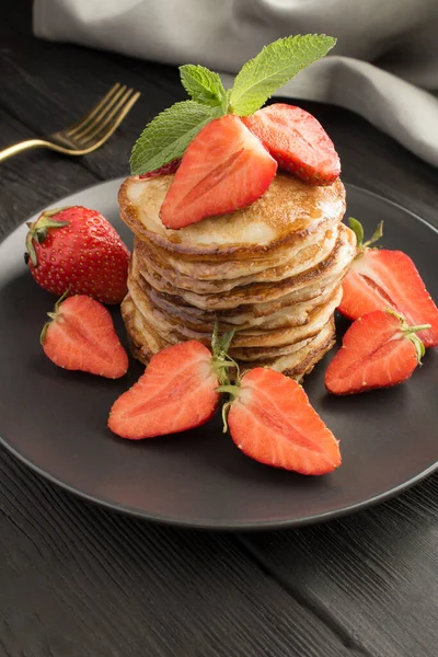 Hausgemachte Pfannkuchen Mit Erdbeere Auf Dem Schwarzen Teller Vor Schwarzem — Stockfoto