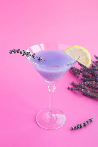 Lavendel Dryck Med Citron Martini Glasögon Den Rosa Bakgrunden Plats — Stockfoto