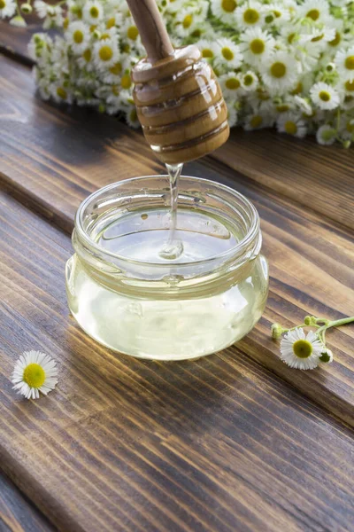Honey Glass Jar Chamomiles Brown Wooden Background Location Vertical — Stock Photo, Image