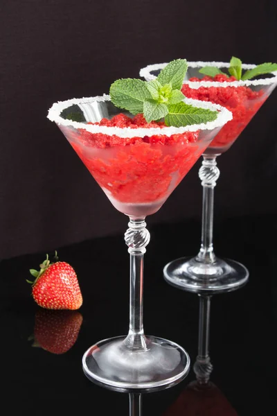 Granit Jordgubbe Dessert Martini Glasögon Svart Bakgrund Närbild Placering Vertikal — Stockfoto
