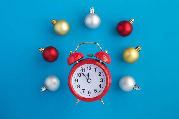 Kırmızı Alarmlı Noel Kompozisyonu Mavi Arka Planda Renkli Toplar Üst — Stok fotoğraf