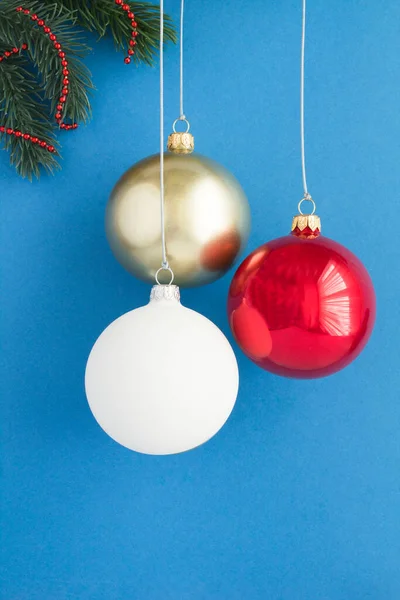 Weihnachtskomposition Mit Bunten Großen Kugeln Auf Blauem Hintergrund Standort Vertikal — Stockfoto