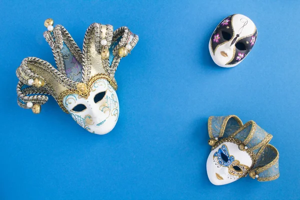 Τρεις Μάσκες Καρναβαλιού Στο Μπλε Φόντο Στο Πάνω Μέρος Αντιγραφή — Φωτογραφία Αρχείου