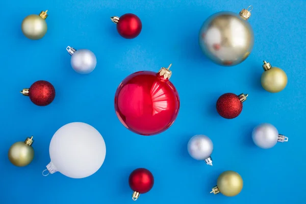 파란색 배경에 공들이 크리스마스 구성입니다 위에서 클로즈업 — 스톡 사진