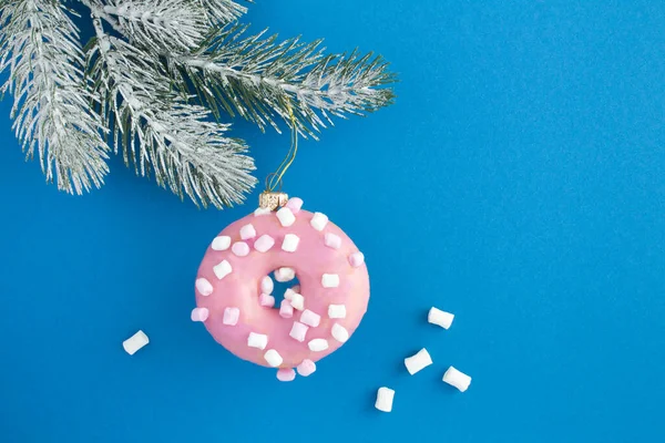 Weihnachtskomposition Mit Donut Auf Blauem Hintergrund Kopierraum — Stockfoto