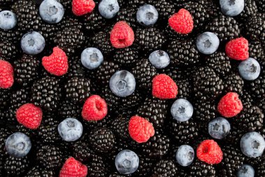 Meyve arkaplanı. Böğürtlen, yaban mersini ve ahududu yakın çekim.