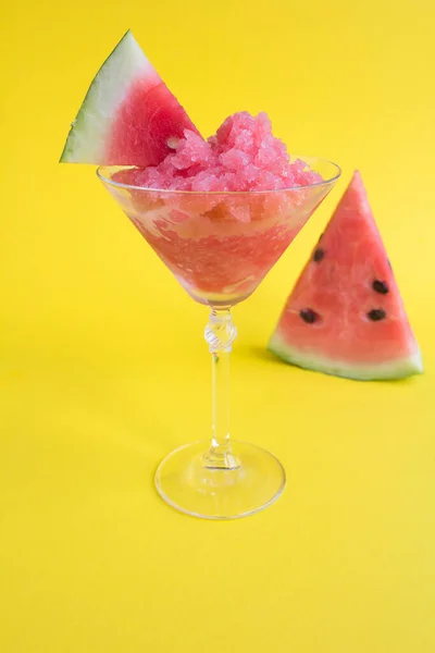 Graniet Bevroren Watermeloen Dessert Martini Glazen Het Gele Oppervlak — Stockfoto