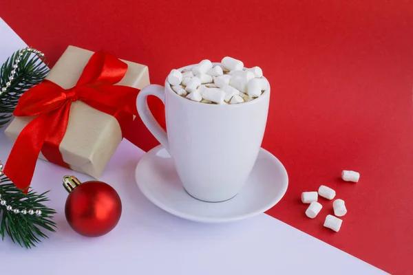Heiße Schokolade Oder Kakao Mit Marshmallows Und Weihnachtsgeschenk Auf Der — Stockfoto