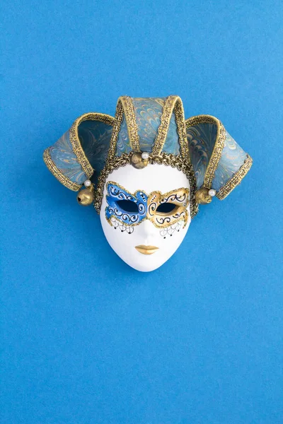 Maschera Veneziana Carnevale Centro Dello Sfondo Blu Posizione Verticale Vista — Foto Stock