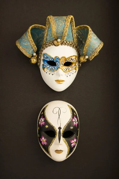 Siyah Yüzeyde Iki Venedik Karnaval Maskesi Konum Dikey — Stok fotoğraf