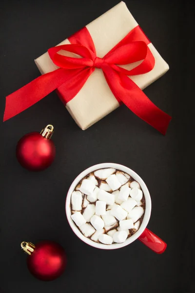 Draufsicht Auf Heiße Schokolade Oder Kakao Mit Marshmallows Und Weihnachtsgeschenk — Stockfoto