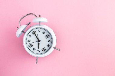 Pembe yüzey üst görünümü üzerinde beyaz alarm saati kopyalama alanı