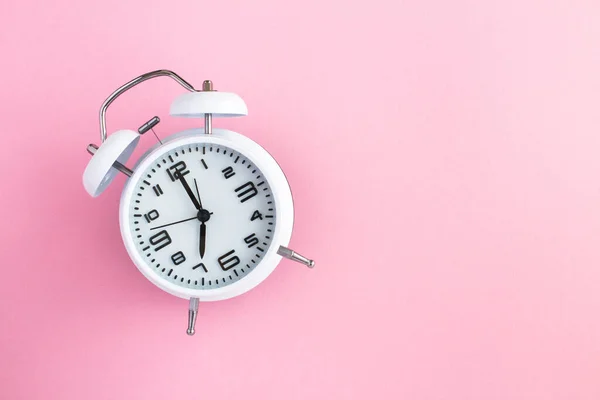Relógio Alarme Branco Superfície Rosa Espaço Cópia Vista Superior — Fotografia de Stock