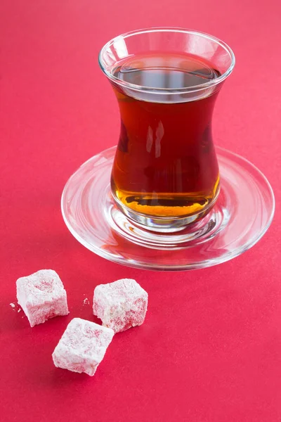 Türkischer Tee Und Süßigkeiten Auf Rotem Hintergrund Nahaufnahme — Stockfoto