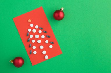 Tıbbi geçmişi var. Haplardan yapılmış Noel yaratıcı ağacı. Boşluğu kopyala.