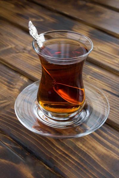Türkischer Tee Glas Auf Dem Braunen Holzhintergrund Nahaufnahme — Stockfoto