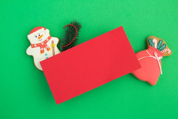 Blanco Rood Papier Voor Kerstgroeten Peperkoek Groene Achtergrond — Stockfoto