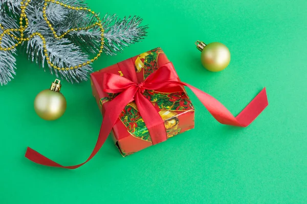 Weihnachtsgeschenk Mit Roter Schleife Auf Grünem Hintergrund — Stockfoto