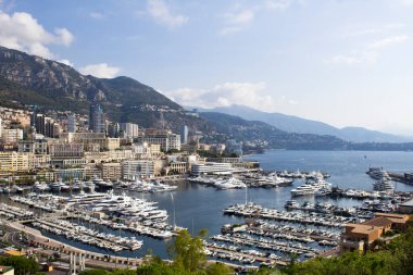 Bir yaz gününde liman ve şehir manzarası çok güzel. Üst Manzara. Monaco.