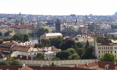 Bir yaz günü eski kasabanın manzarası. Üst Manzara. Prag 'da. Çekçe.
