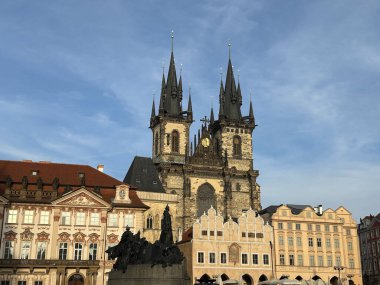 Bir yaz günü şehir meydanı manzarası. Yakın plan. Prag. Çekçe.