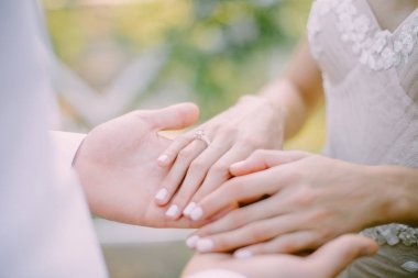 Gelin ve damat parkta elele