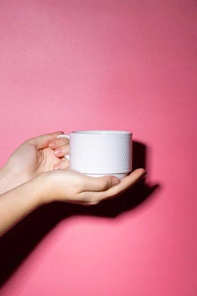 Kopje Koffie Hand Een Roze Achtergrond Vrouwelijke Handen Koffie — Stockfoto