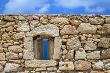 Eski askeri kale aracılığıyla bir kaçamak yüksek parlak mavi deniz manzaralı bir suru parçası