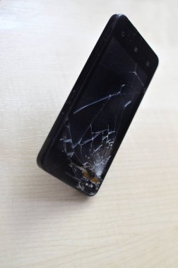 Kırık ekran cep telefonu gri arka plan üzerinde. Smartphone sigorta ve cep telefonu garanti concept.top görüntüleyin.