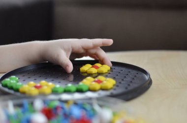 Mozaik ile oynayan küçük çocuk