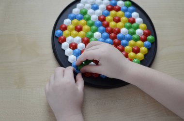 Mozaik ile oynayan küçük çocuk