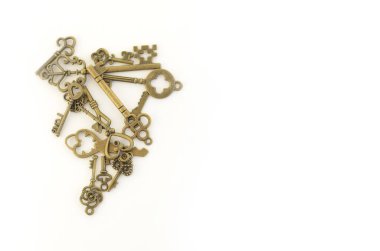 Farklı boyutlarda, beyaz bir arka plan üzerinde stilize antik dekoratif anahtar taşı. sol